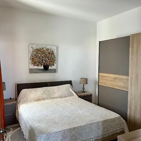 Airport Exclusive 2x Double Bedrooms With Shared Bathroom In A Penthouse With Bbq Facilitiesprivate Penthouse 2 Bed Room, 2 Bathrooms, 1 Shower, Huge Terrace And Bbq Area * Mqabba